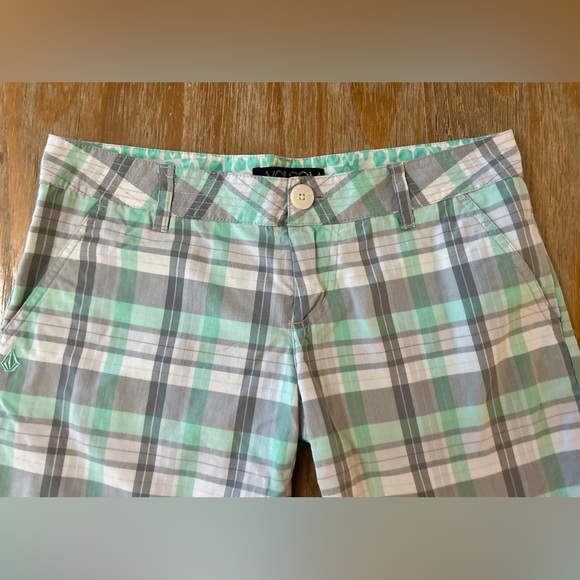 Volcom Bermuda Shorts - Picture 3 of 10